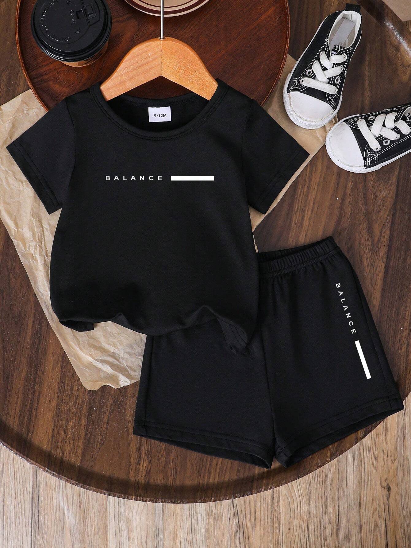 Summer outfit for a baby boy, featuring a round neck and short sleeves.