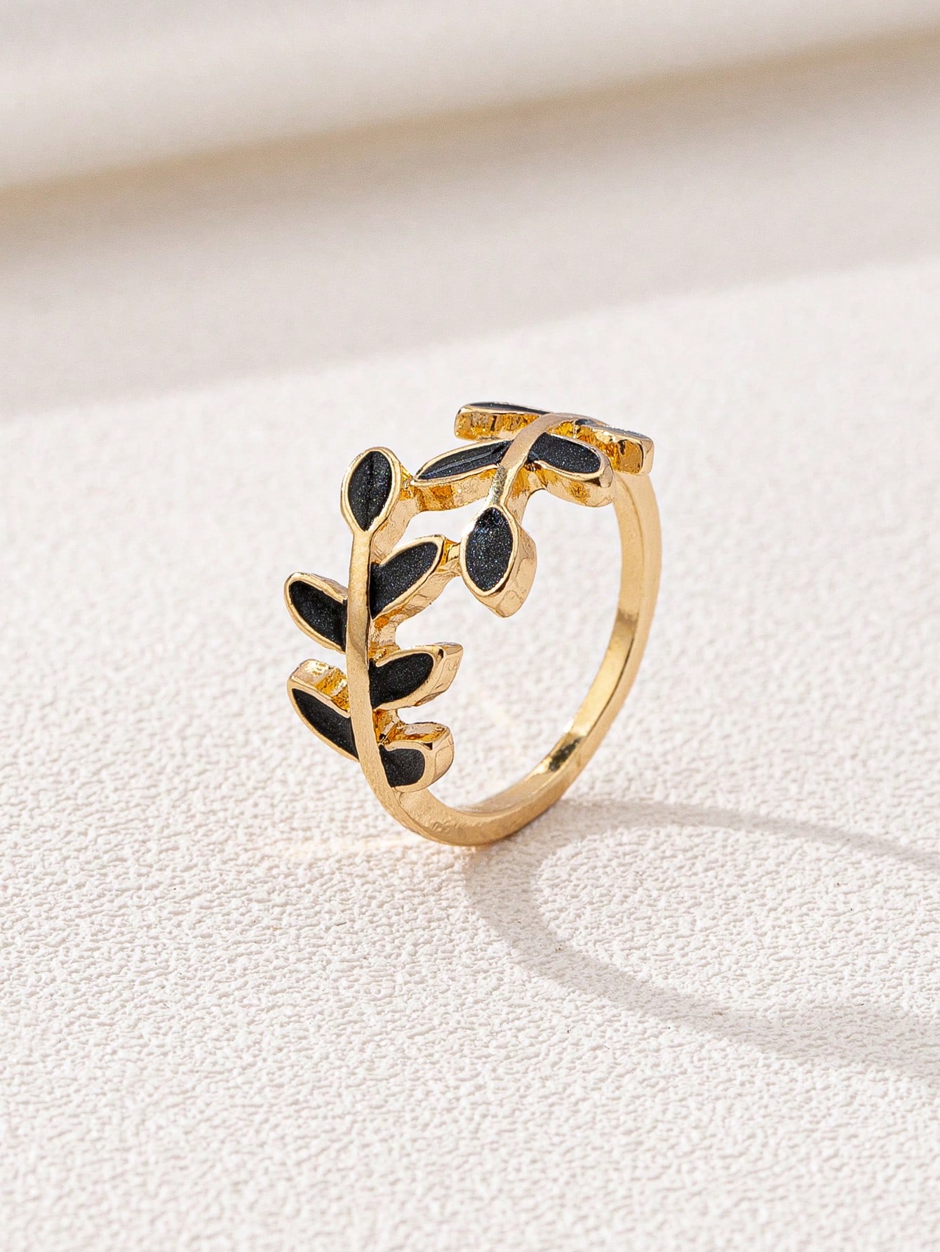Leaf-shaped ring
