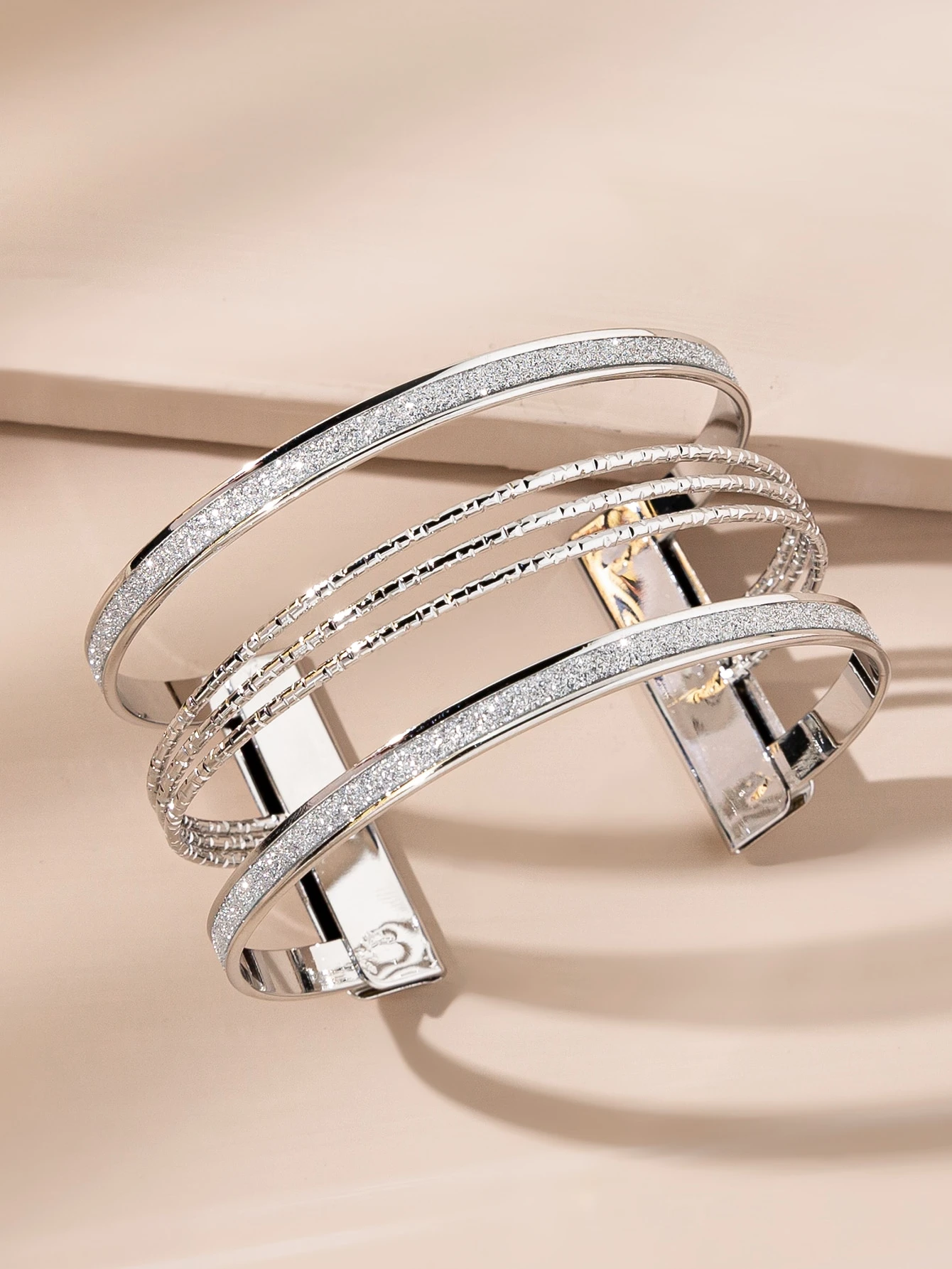 Open bracelet with sparkling details
